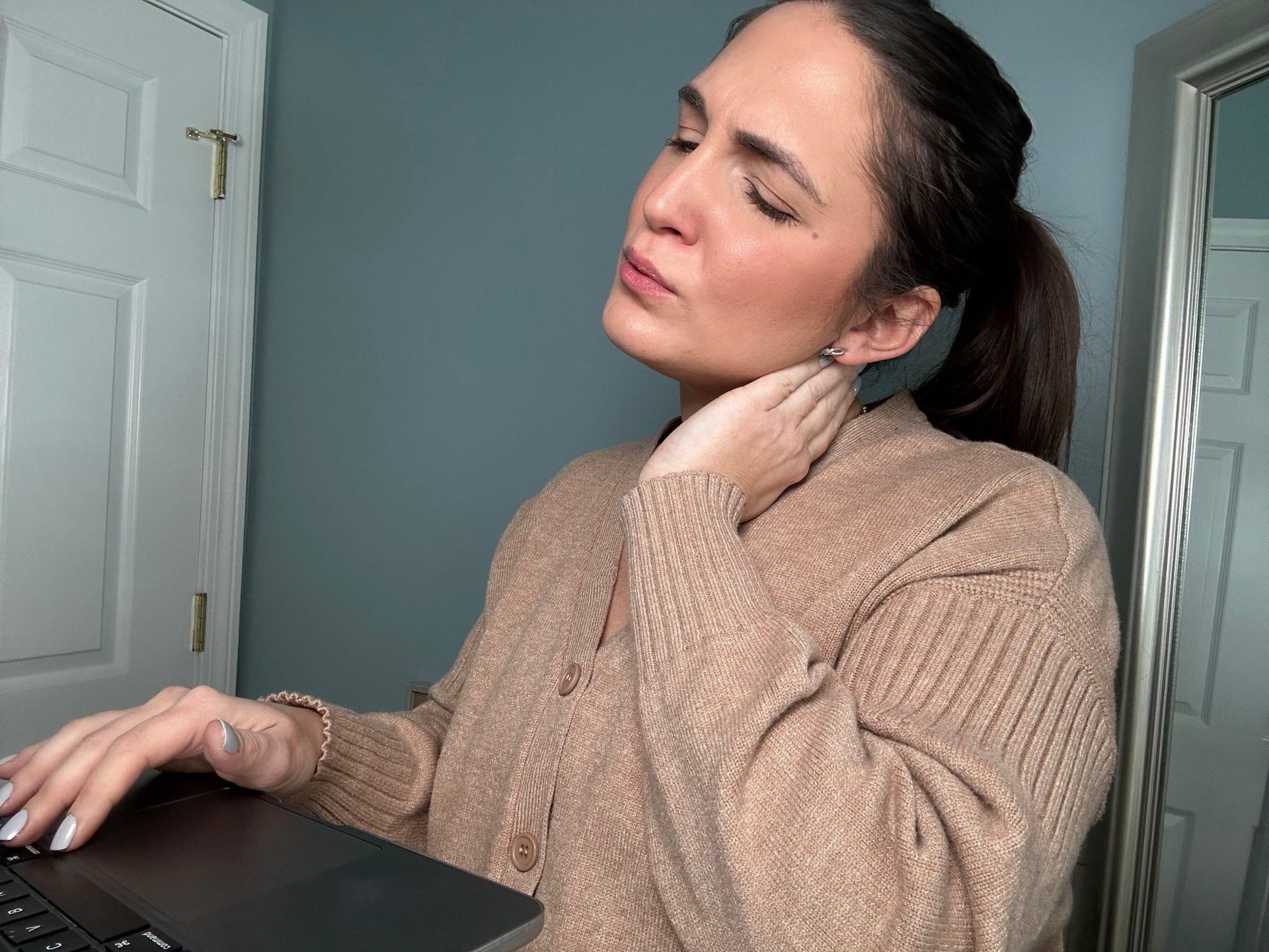 Woman managing neck and shoulder tension with specialized Neck & Shoulder Relief by FORTHiQ