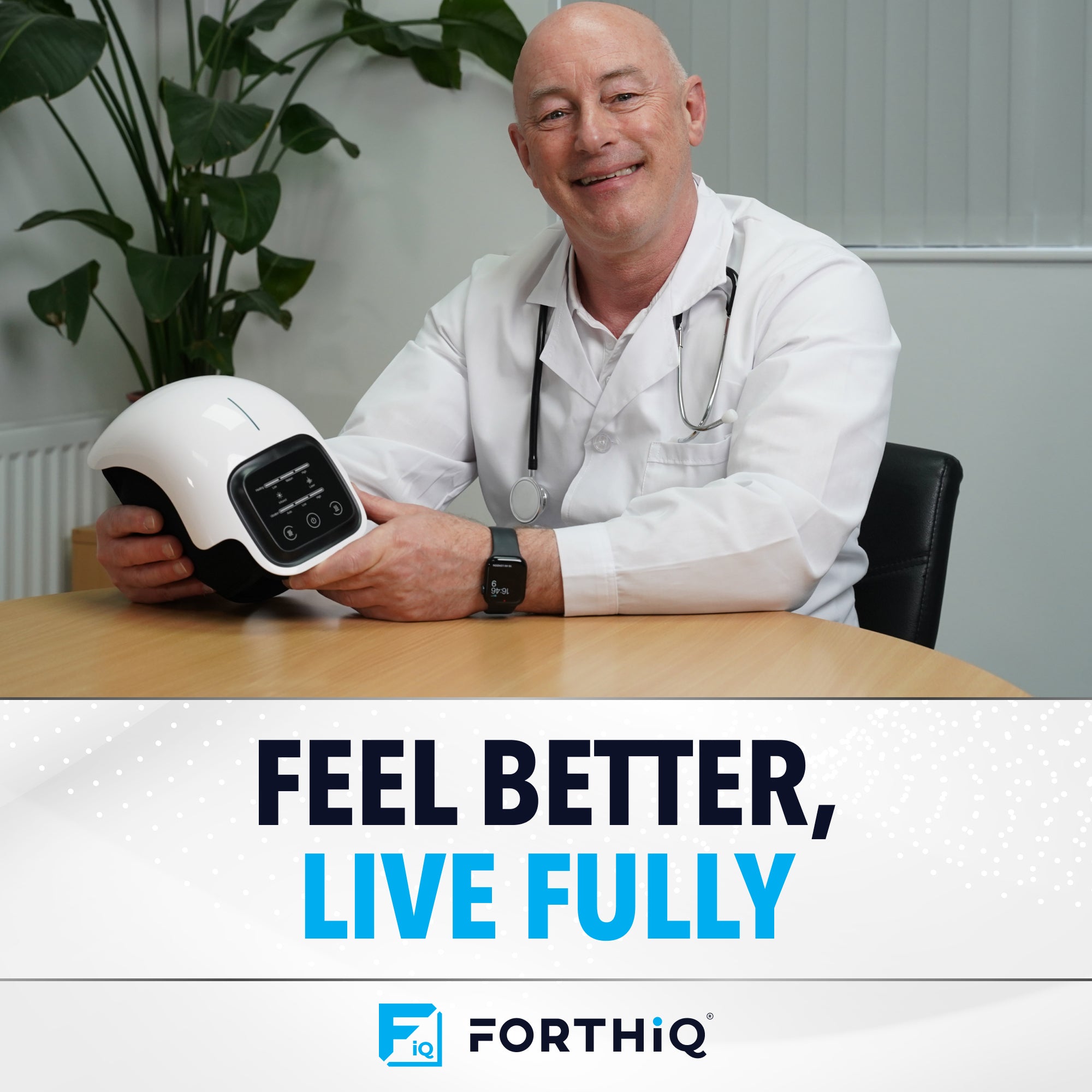 A doctor using FORTHiQ Knee Massager Smart for joint comfort